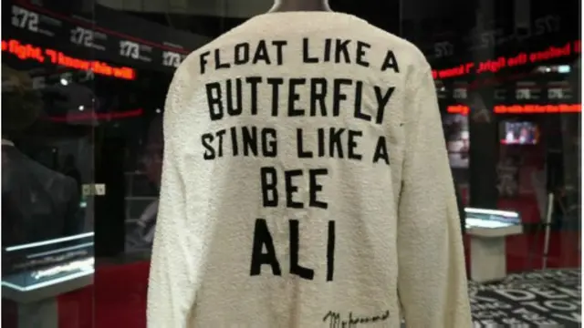 "Je vole comme le papillon, pique comme l'abeille…"