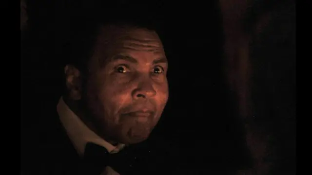 В 1984 году у Мохаммеда Али диагностировали болезнь Паркинсона. "Может быть, моя болезнь – это способ, которым Бог напоминает мне о важном", – сказал однажды боксер.