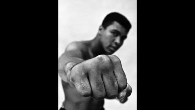 С 1964 по 1967 годы Мохаммед Али защитил свой титул чемпиона мира в боях против девятерых соперников, однако был дисквалифицирован на три года и лишен звания чемпиона после того, как отказался участвовать в войне во Вьетнаме.