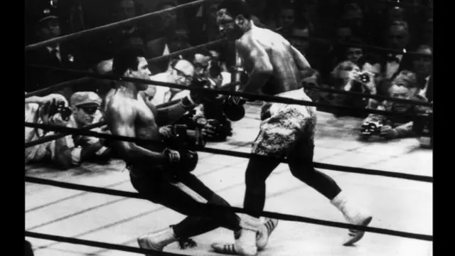 Когда в марте 1971 года Али вышел на ринг против чемпиона мира Джо Фрейзера, это был первый в истории бой двух непобежденных чемпионов в тяжелом весе. В 15 раунде Фрейзер отправил Али в нокаут.