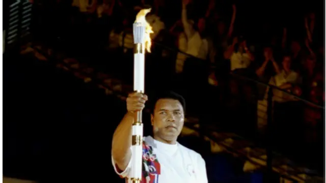 Mohamed Ali allume la flamme olympique à l'ouverture des JO 1996, à Atlanta (Etats-Unis).