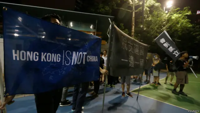 今年的維園六四紀念燭光晚會首次出現呼籲香港獨立的人士衝擊燭光晚會現場。