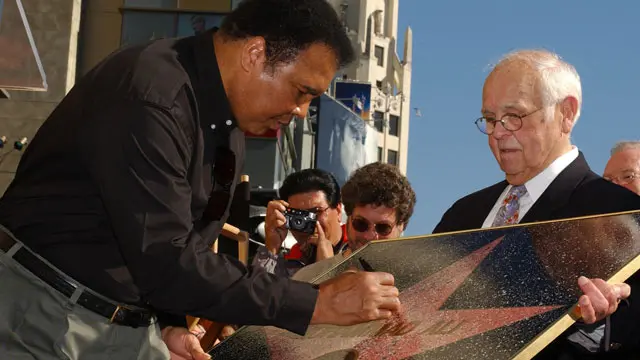 محمد علی 11 جنوری 2002 کو اپنے واک آف فیم ستارے پر دستخط کرتے ہوئے