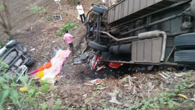 मुंबई-पुणे एक्सप्रेसवे पर हुई हादसे की शिकार बस.