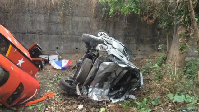 मुंबई-पुणे एक्सप्रेसवे पर हुई हादसे की शिकार बस और कार.