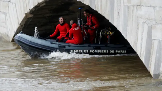 Спасатели в лодке