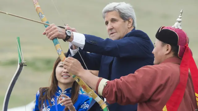 美国国务卿克里周日在蒙古参加传统那达慕大会。