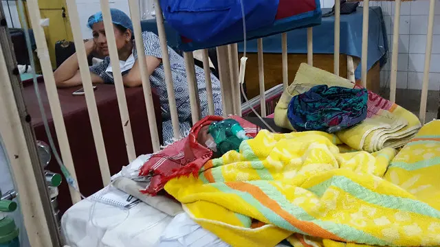 ঢাকা মেডিকেল কলেজ হাসপাতালের ২০৫ নং ওয়ার্ডে গত প্রায় দু'মাস ধরে চিকিৎসাধীন ছিল পরিত্যক্ত অবস্থায় পাওয়া এই শিশুটি। 