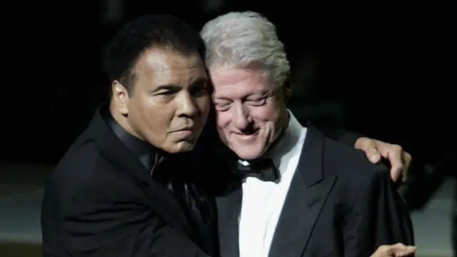 Mohamed Alí con Bill Clinton en 2005
