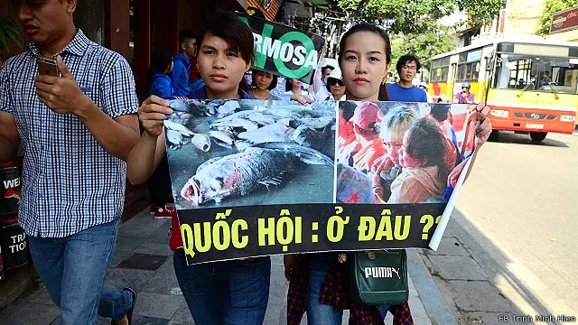 Người dân xuống đường đòi biết câu trả lời nguyên nhân của thảm họa môi trường