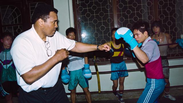 Muhammed Ali 'so găng' với một võ sĩ Việt Nam ở Hà Nội năm 1994