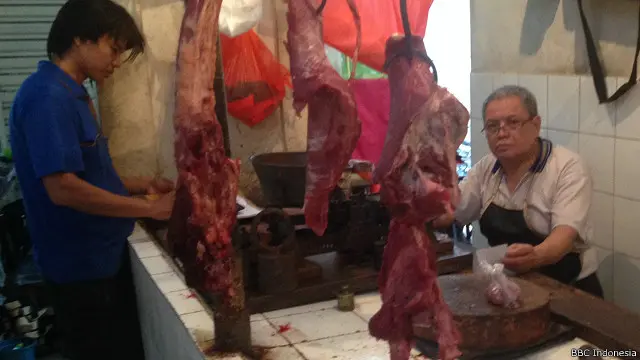 Haji Uyung, penjual daging sapi di Pasar Gondangdia, Jakarta.