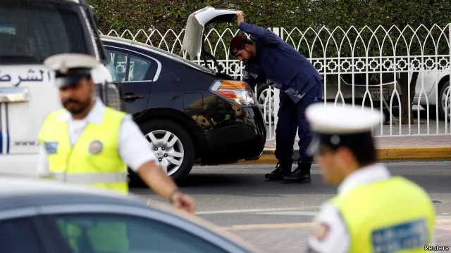الشرطة البحرينية أثناء البحث عن الهاربين في العاصمة المنامة