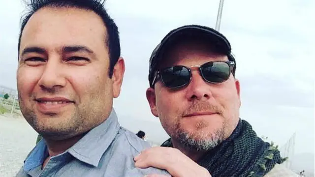 ذبيح الله تمنا، (على اليسار) كان يعمل مترجما لغيلكي خلال المهمة الصحفية في هيلمند.