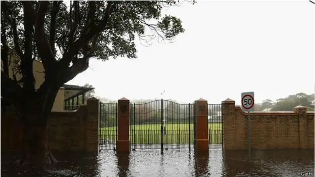 暴风雨导致数千居民停电。悉尼一些主要道路在星期一仍然关闭。