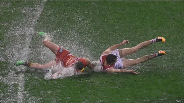 连日暴雨使体育赛事也不得不在雨中进行。