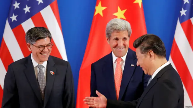 中国国家主席习近平与美国国务卿克里和财政部长雅克布·卢（6/6/2016）