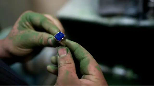 لاجورد کاربرد وسیعی دارد و عمدتا در تزئین استفاده می‌شود