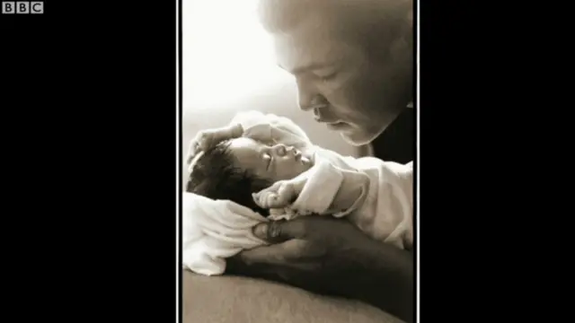 इस तस्वीर में मोहम्मद अली को अपने बच्चे के साथ देखा जा सकता है.