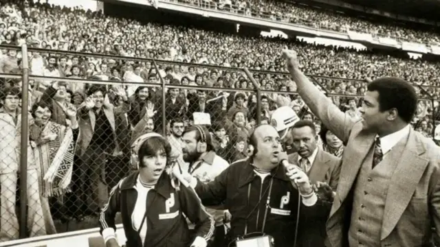 प्रशंसकों का अभिवादन करते मोहम्मद अली.