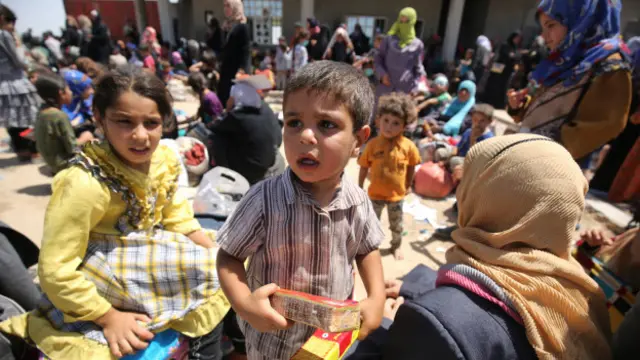 Felluce'den kaçabilen siviller, Emriyet el Felluce kasabasındaki mülteci kamplarına sığınıyor.