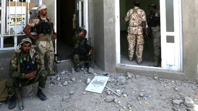 Irak ordusu birliklerinin Felluce içlerine ilerleyişi, kentin birçok yerine tuzaklanmış bombalar nedeniyle yavaşlamış durumda.