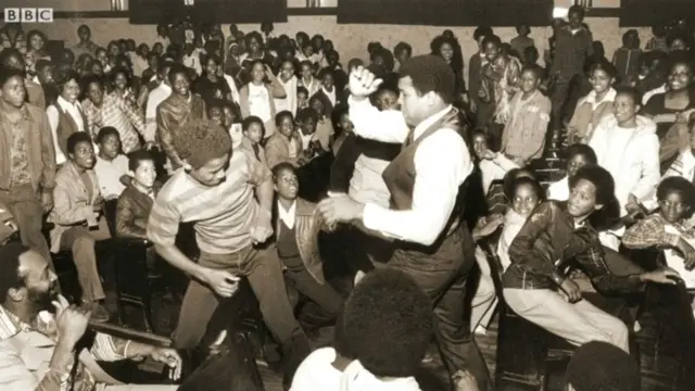 प्रशंसकों के साथ मोहम्मद अली.