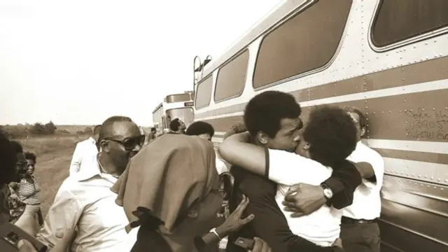 लोगों से मिलते मोहम्मद अली.