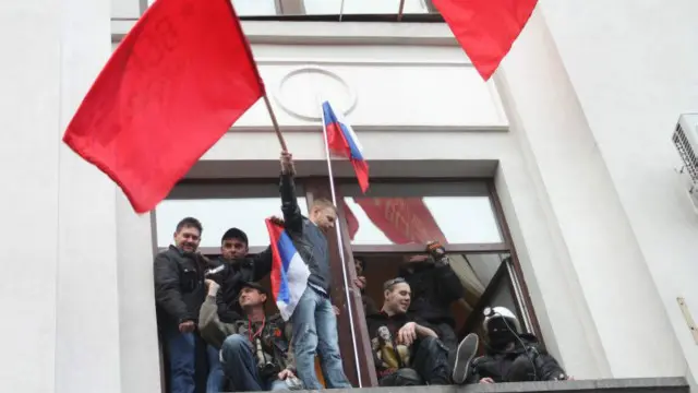 Прихильники ЛНР із прапорами СРСР і Росії 