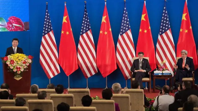 中国国家主席习近平，美国财政部长雅各布·卢（图中）与美国国务卿克里（图右）。