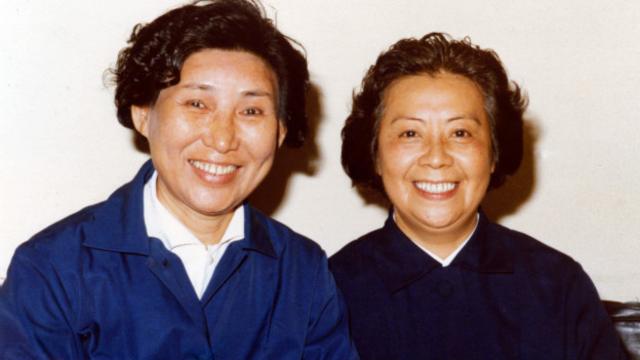 1977年，作者母亲李玉茹和童芷苓，两只文革中的“老牛”曾经共同倍受折磨