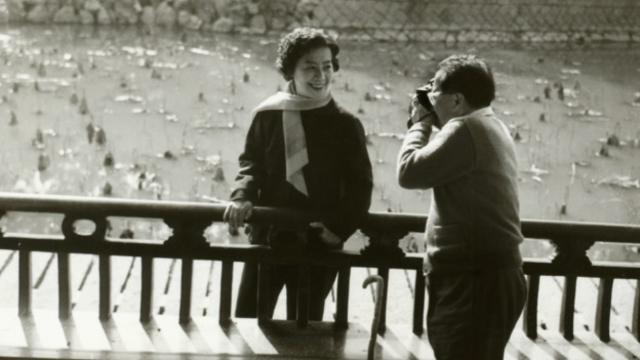 1980年，温州。曹禺在为妻子李玉茹拍照，殊不知他们二人成为另一位摄影者的“捕获物”。