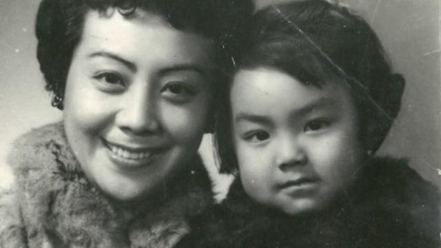 作者童年时代与母亲李玉茹合影