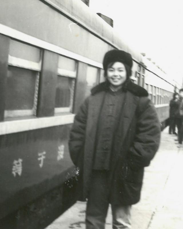 1970年，李如茹特地从苏北农村赶回上海送朋友去淮北插队，穿上他们发的棉大衣和棉帽子“假装一下”