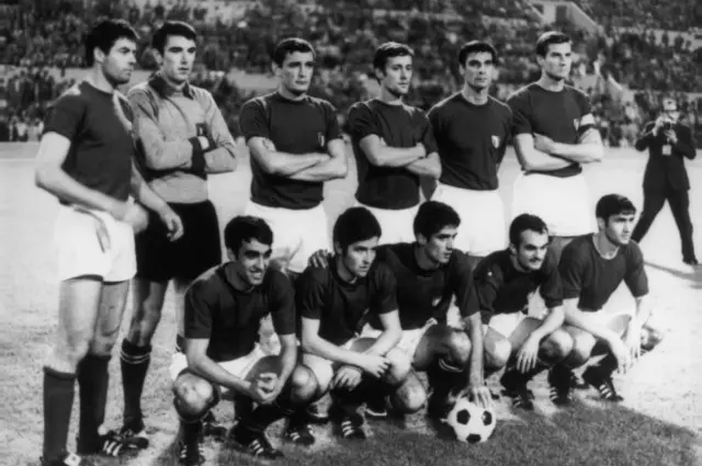 İtalya'nın kazandığı 1968 Avrupa Futbol Şampiyonası'nın ardından tüm organizasyonlarda seri penaltı atışları uygulamasına geçildi.