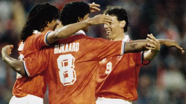 Gullit, Van Basten, Rijkaard üçlüsü 1988'de Hollanda'yı kupaya taşımıştı.