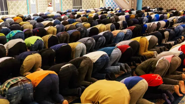 伊斯兰教信徒在斋月期间晚间在清真寺祈祷,白天经常花时间阅读《可兰经》,听讲经(荷兰穆斯林6月5日在鹿特丹的清真寺中祈祷)