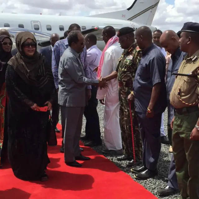Rais wa somalia alipokewa na viongozi 