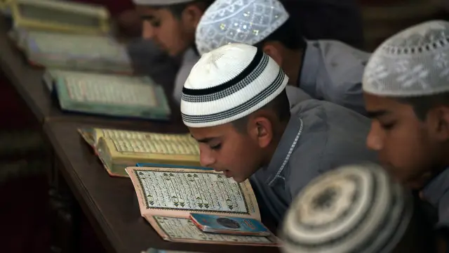 عمران خان نے ایک نجی ٹی وی چینل کو ایک انٹرویو میں اس فیصلے کا دفاع یہ کہتے ہوئے کیا ہے کہ اس سے انتہا پسندی پر قابو پانے میں مدد ملے گی