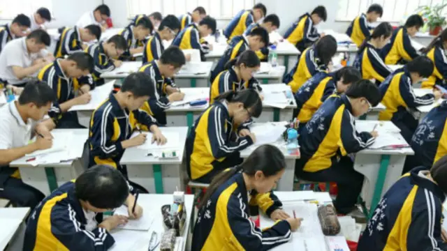 河北一所中學的學生正在讀書凖備高考。