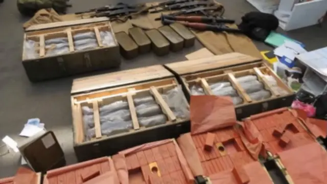 乌克兰安全局公布的照片显示嫌疑人所持有的武器