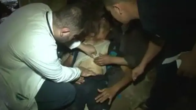 Video görüntüleri tedavi edilen sivilleri gösteriyor.