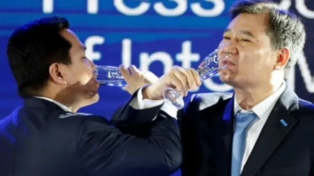 Suning Grubu Başkanı Zhang Jindong ile Inter Milan'ın Başkanı Erick Thohir, satış anlaşmasını birlikte içerek kutladılar. 