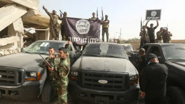 شبه‌نظامیان شیعه در صقلاویه با پرچم واژگون داعش