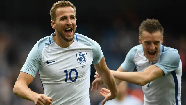 Jamie Vardy (phải) ăn mừng bàn thắng của tuyển Anh với Harry Kane.