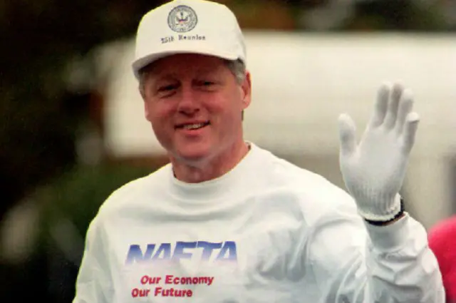 Bill Clinton con una sudadera que lee "NAFTA"