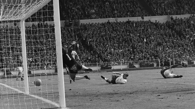1966 میں فٹ بال کے عالمی کپ کے ایک میچ کا منظر