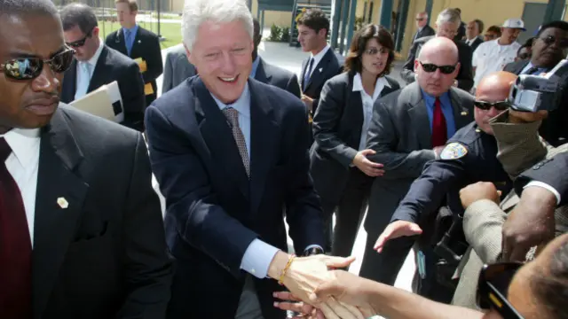 Clinton con admiradores