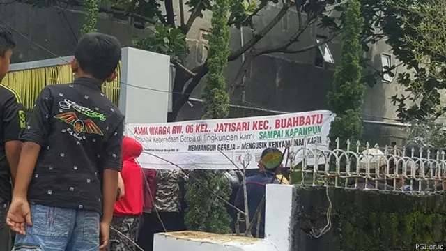Walaupun sudah mengantongi izin mendirikan bangunan, IMB, gereja GBKP Bandung Timur tetap ditolak keberadaan oleh sekelompok orang yang menganggap izin itu bermasalah. 