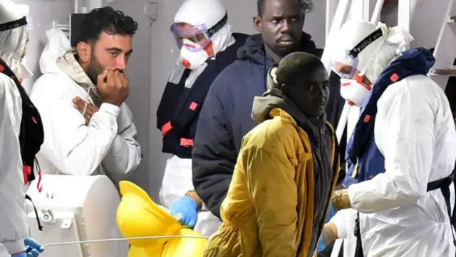 Mohammed Ali Malek (izquierda) fue uno de los 28 sobrevivientes en el hundimiento. Se cree que más de 700 personas murieron.